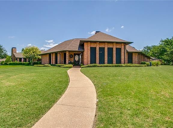 3rd image of 302 Westway Cir