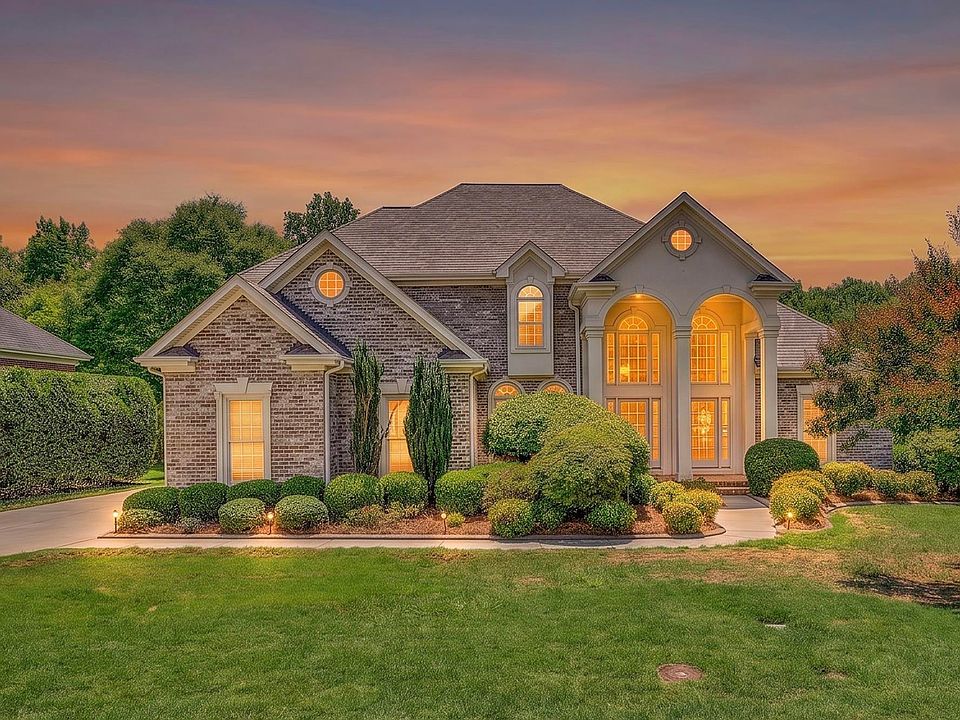 1st image of 204 Parkside Dr