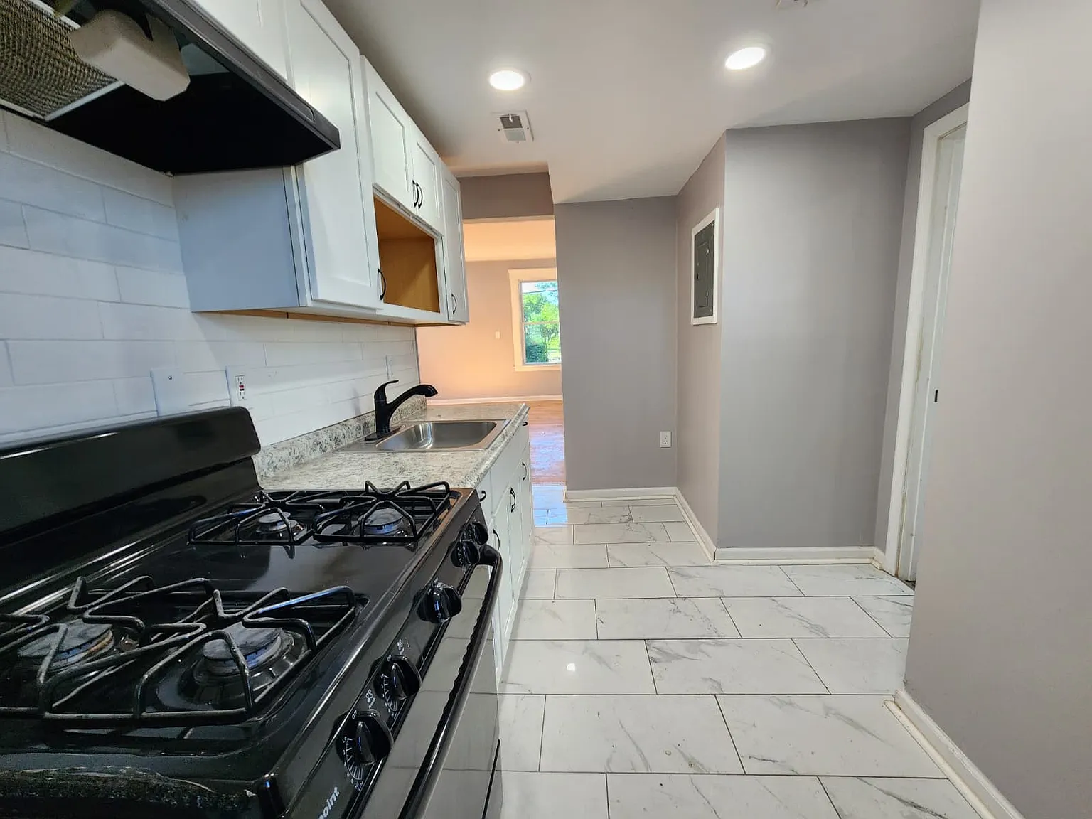 3 bed, 810 sqft, $1,600 — Photo 4