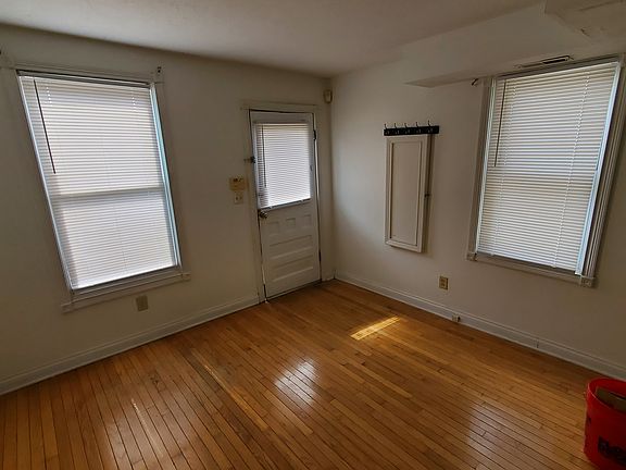 3rd image of 150 E Greenwood Ave