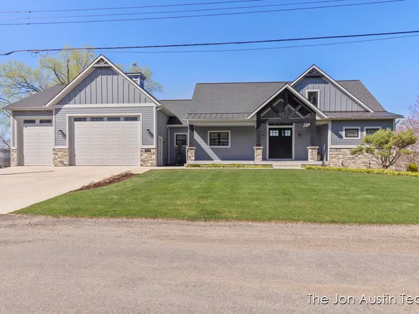 3785 Causeway Dr NE, Lowell, MI 49331