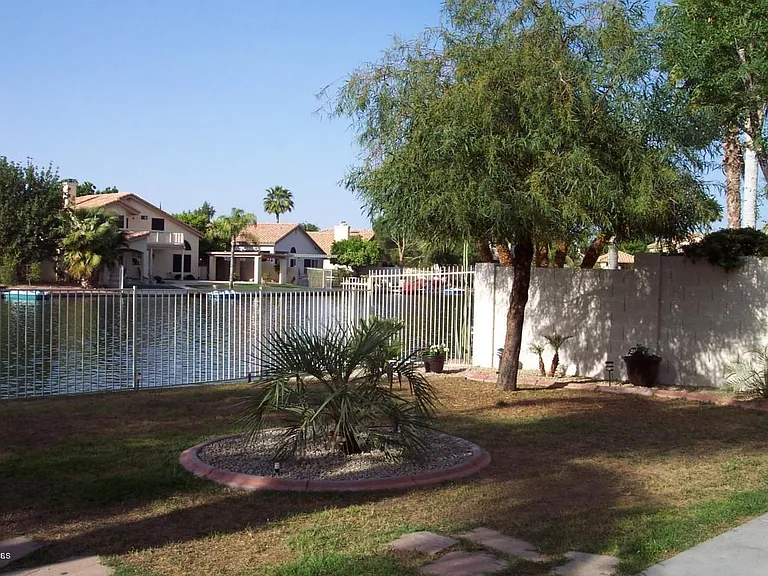 11018 W Poinsettia Dr — Photo 40