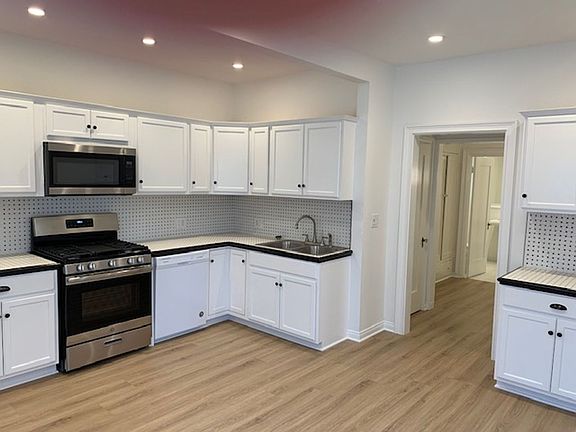 2nd image of 1707 Oxley St #1707
