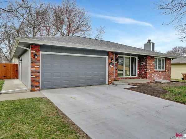 6017 Deerwood Dr, Lincoln, NE 68516