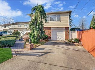 411 N Newbridge Rd, Levittown, NY 11756