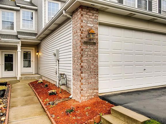 A fantastic, 3 bedroom, 3 bath town home in convenient Lakeville location.