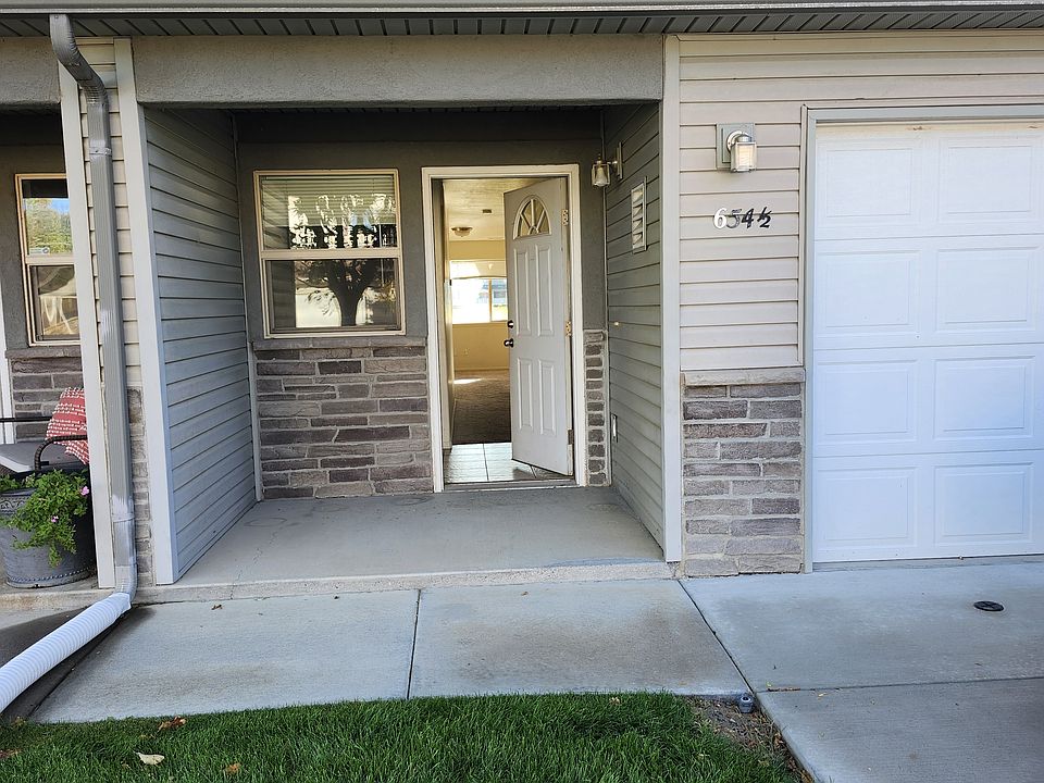 Front door. One car garage to the right.
