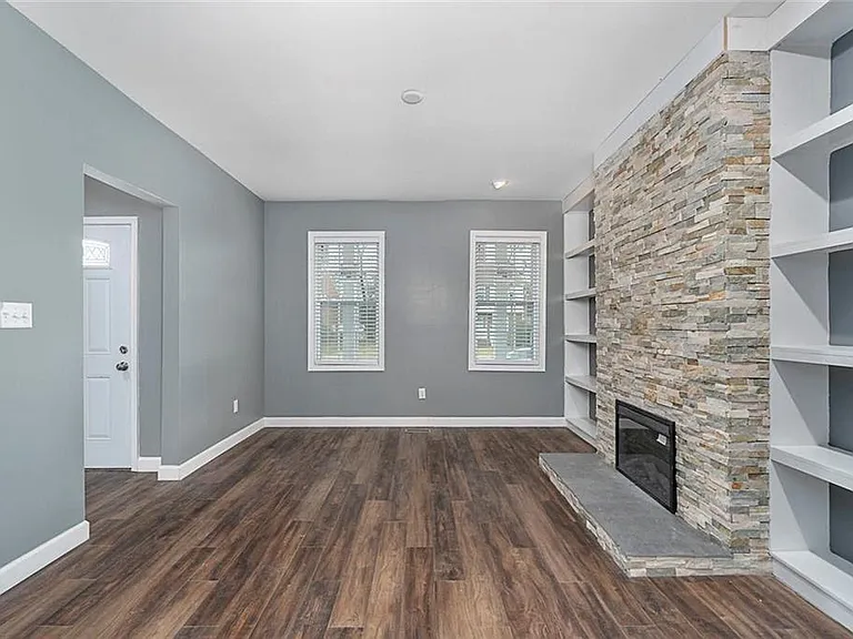 313 W 36th St — Photo 10