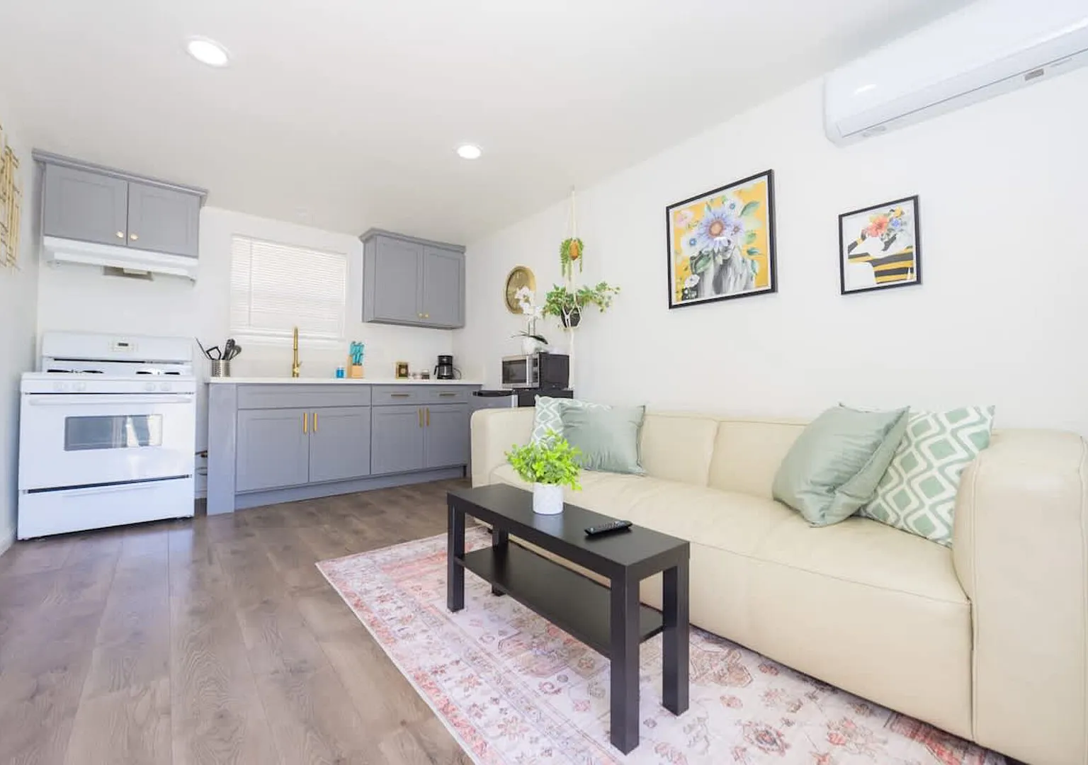 Stylish Guesthouse w/ Free Parking Near DTLA — Photo 3