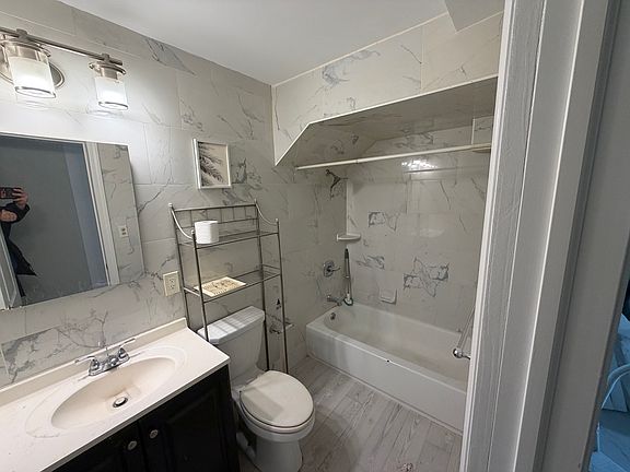 5th image of 293 Norway Ave Floor 1