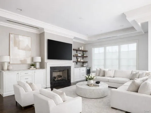 2000 Royal Court #2109, North Hills, NY 11040