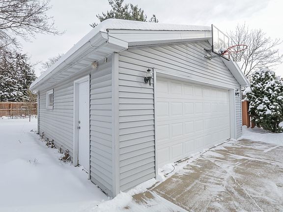2-car Garage w/opener