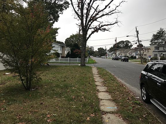Exterior Neighborhood (street photo)