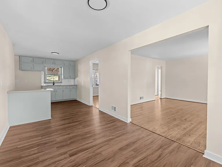 1153 Linwood St — Photo 10