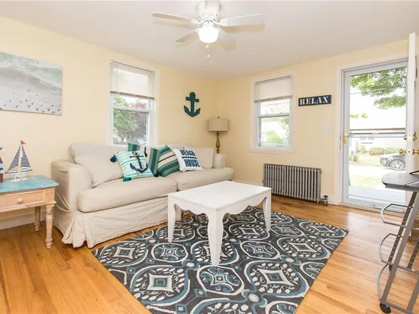 30 Camden Rd, Narragansett, RI 02882