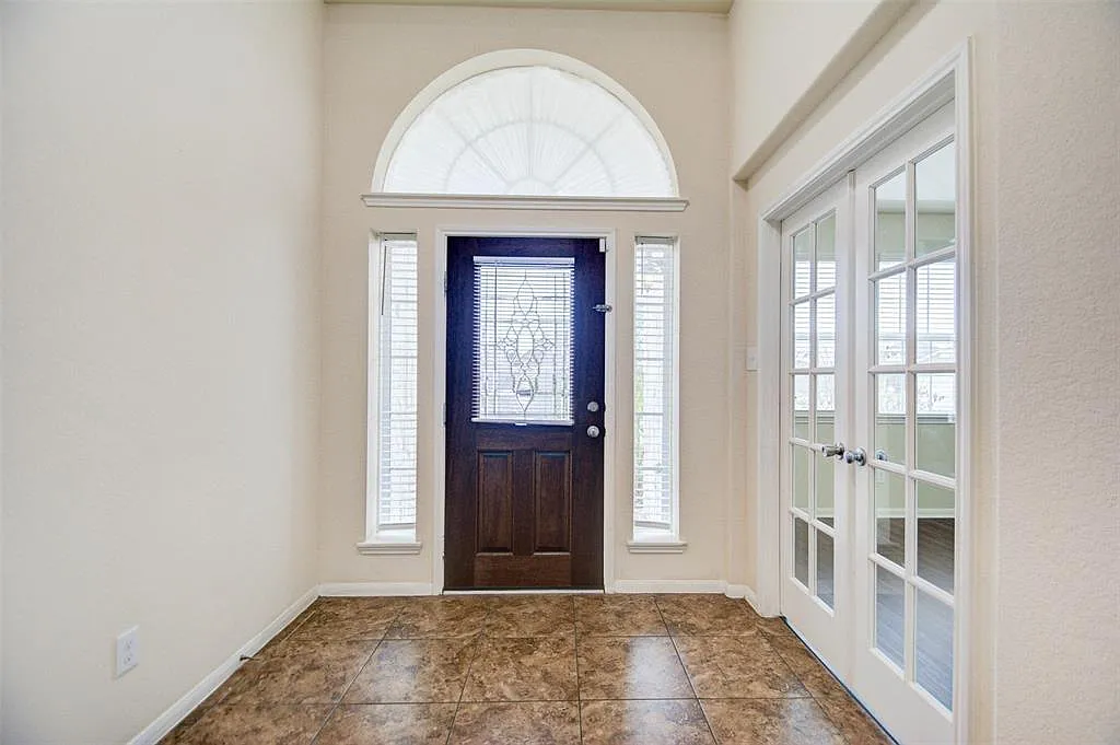 5 bed, 3.5 bath, 3429 sqft, $3,100 — Photo 2