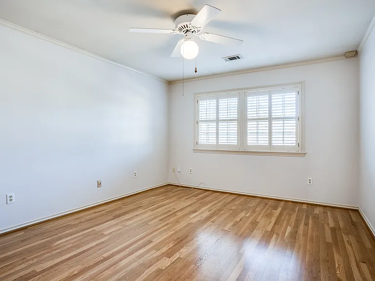 4100 Lovers Ln — Photo 32