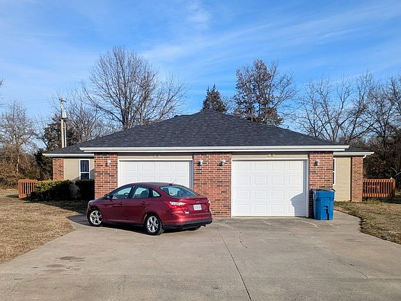 4th image of 2025/2035 Maple Tree Lane