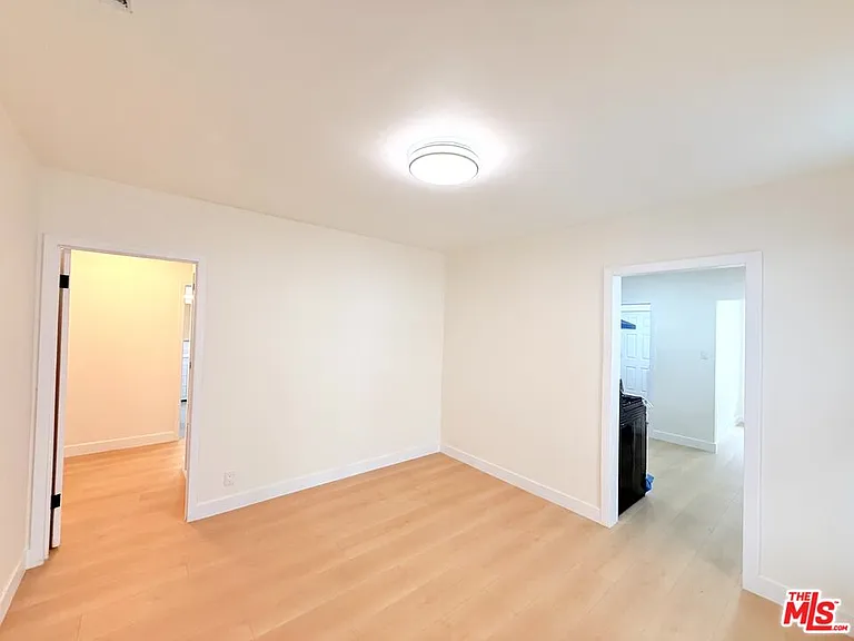 6132 Whitsett Ave — Photo 10