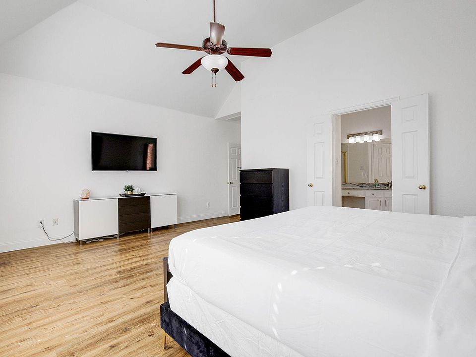 1st image of 4015 Guadalupe Ln