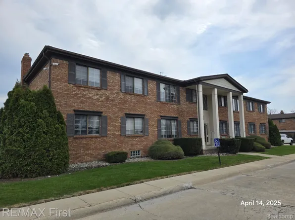 19813 Ridgemont St #47, Saint Clair Shores, MI 48080