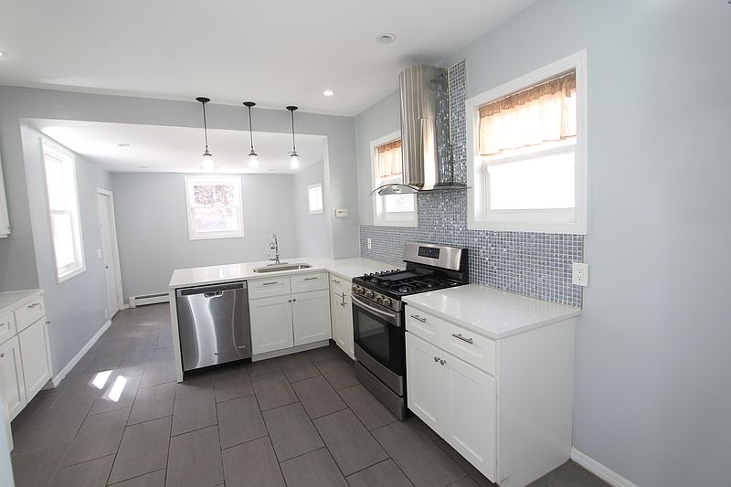 1st image of 555 Van Cortlandt Park Ave