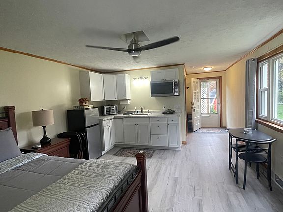 Efficiency studio apartment. 
-Small sticked kitchen with sink, hot/cold water, microwave, hotplate, toaster oven, refrigerator/freezer
-Small table for 2 
-Queen bed, 2 nightstands w/lamps
-Dresser
-Flat screen smart TV
-Full bathroom