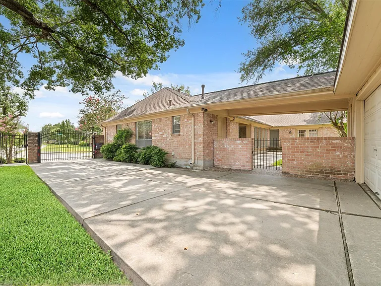 11838 Riverview Dr — Photo 3