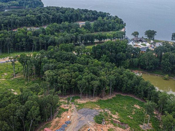 907 Eagle Point Dr, Grand Rivers, KY 42045