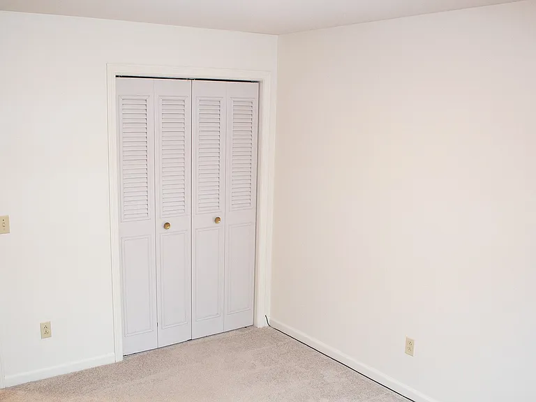 Berkley Manor Apartments — Photo 12