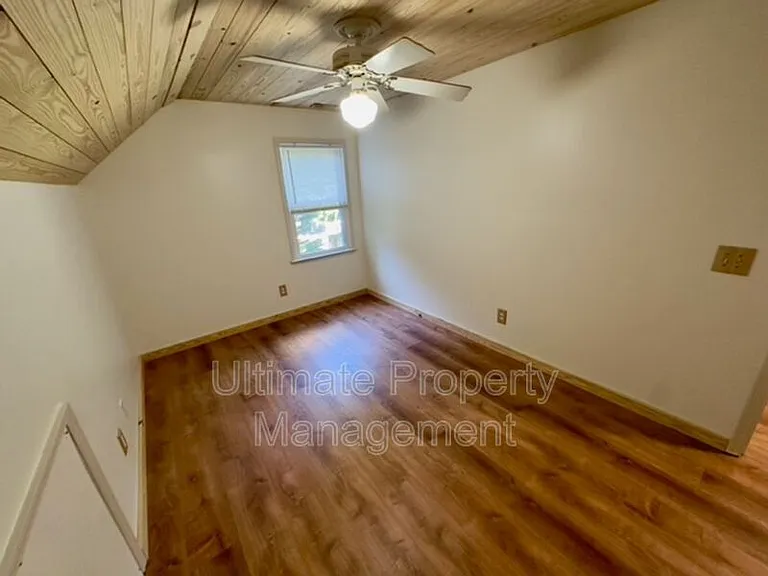 129 Darby St — Photo 10