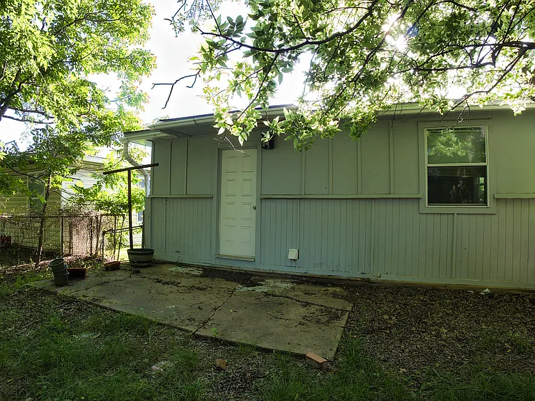 2520 N Hickory St — Photo 32