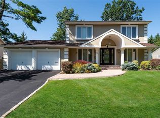 45 Peppermill Rd, Roslyn, NY 11576