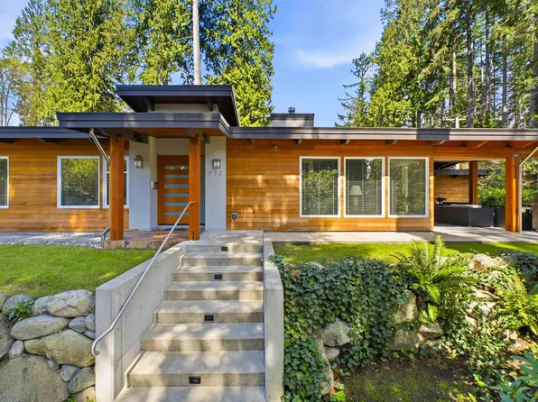 672 East St, Vancouver, BC V7N 1L6