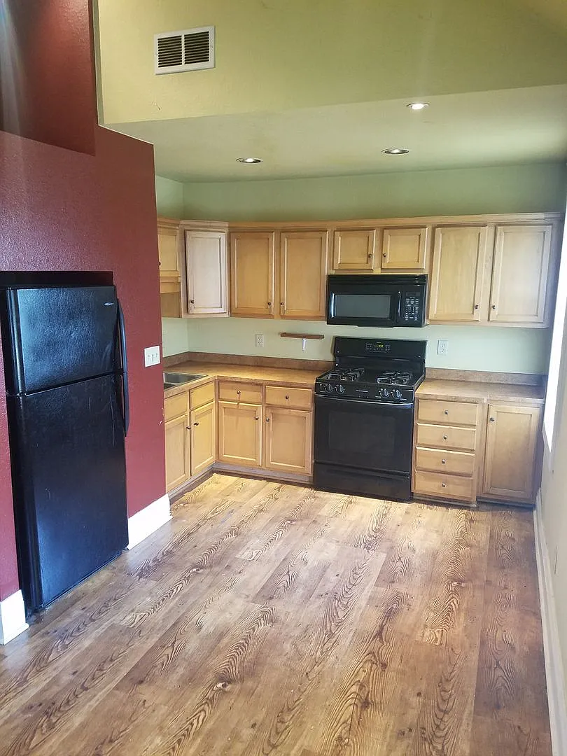1000 E. Locust St. / 2906 N. Weil St. — Photo 4