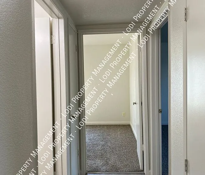 511 Almond Dr #10 — Photo 10