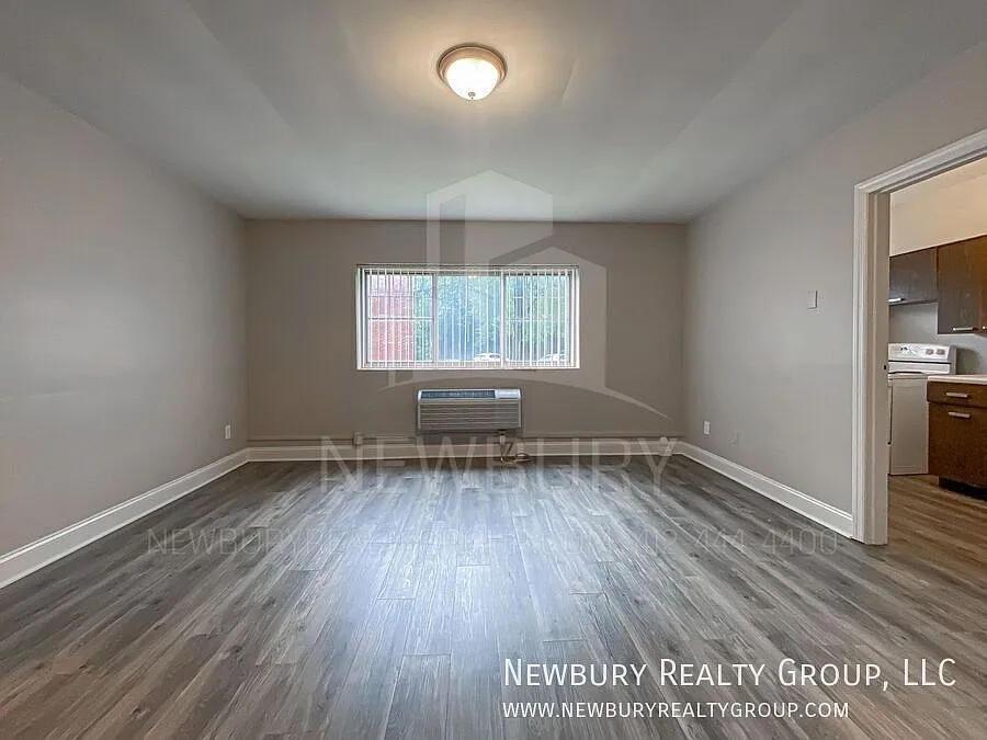 Discover Urban Tranquility: Luxurious One-Bedroom Apartments in Port Vue Await You! — Photo 2