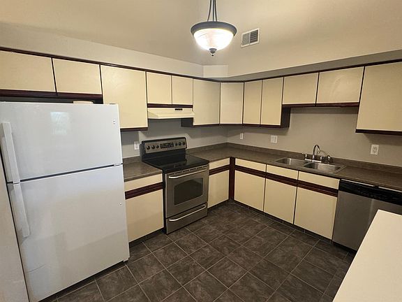 5th image of 19317 Surrey Ln