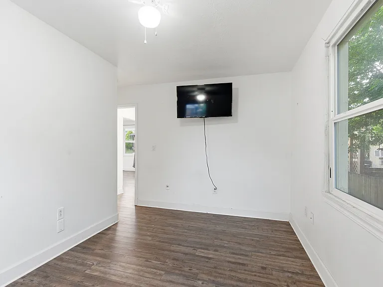 554 E Bridgeport Ave — Photo 14