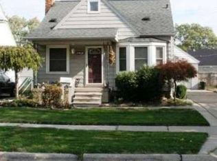 19929 Elkhart St, Harper Woods, MI 48225