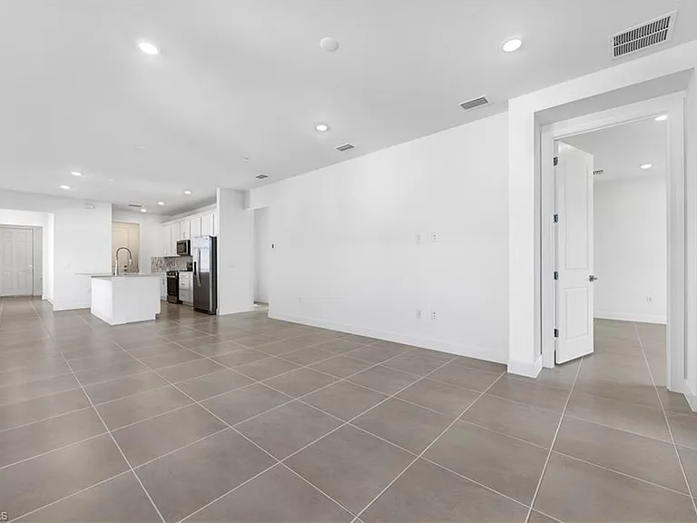 19218 Hinkley Dr — Photo 13