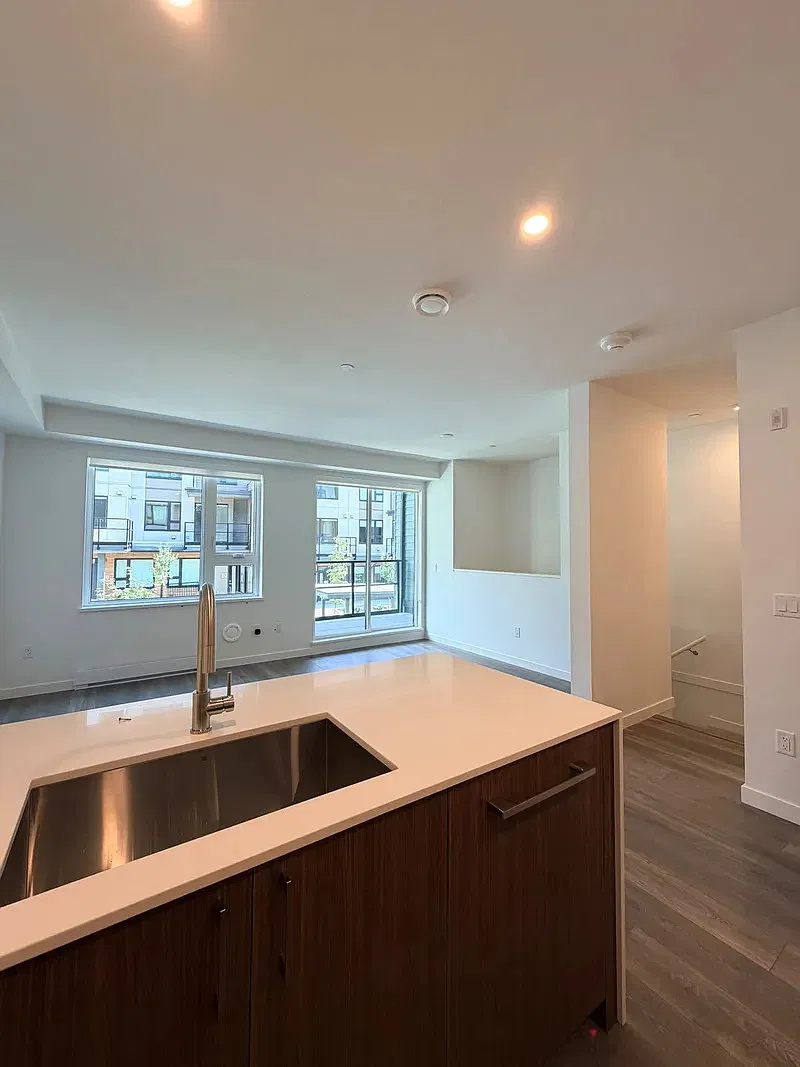 3 bed, 2.5 bath, 1373 sqft, $4,200 — Photo 2
