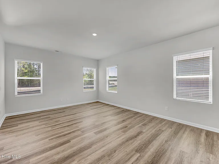 1095 Hanson Dr — Photo 4