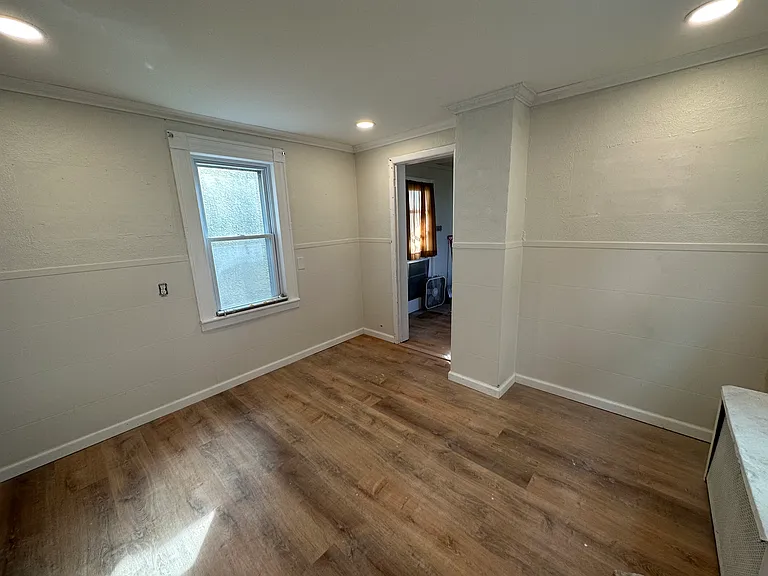 305 Powell Ave — Photo 10