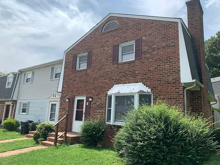 127 Holmes Cir — Photo 2