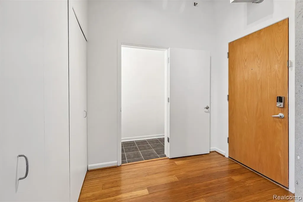 1 bed, 1.5 bath, 906 sqft, $3,200 — Photo 3