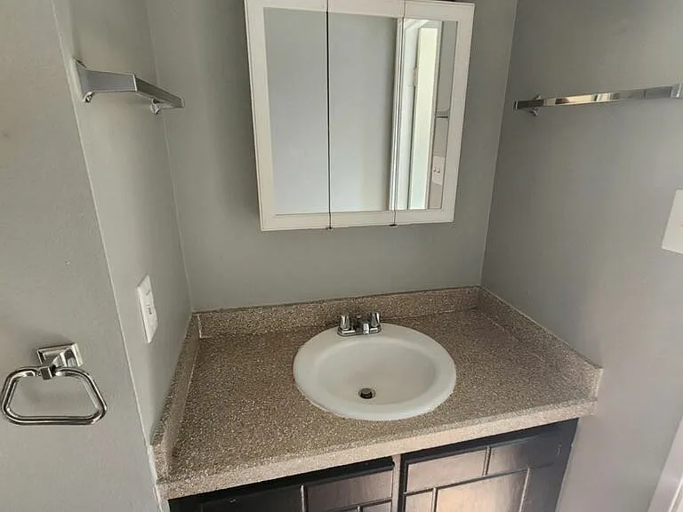 Crestview Apartments — Photo 15