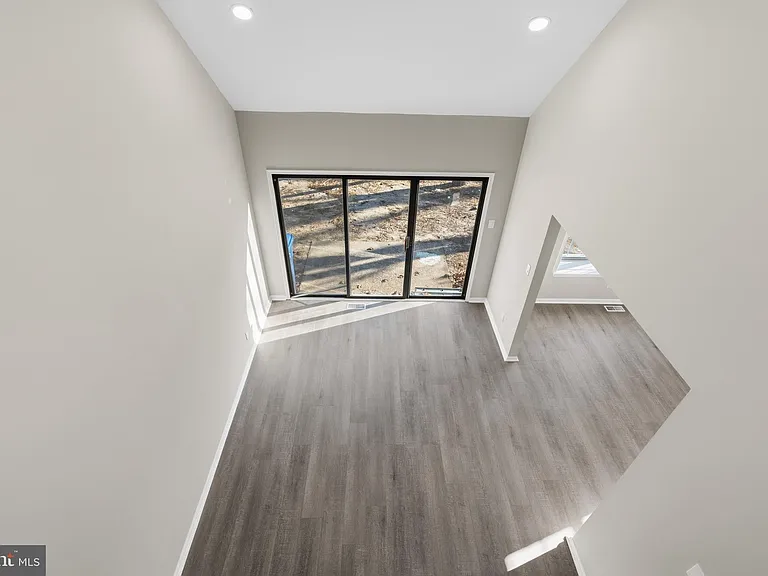 221 Oak Ln — Photo 25