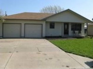 2307 Shalimar Dr, Salina, KS 67401