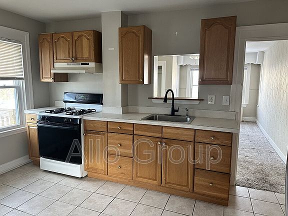 5th image of 655 Green St APT 2